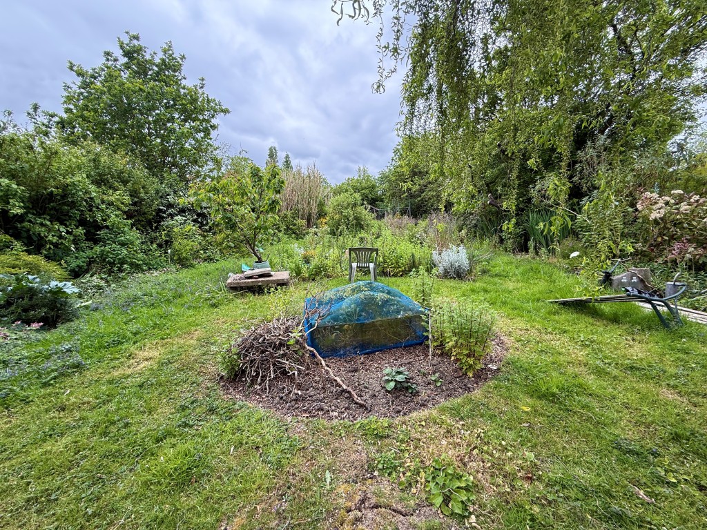 Lot: 84 - BUNGALOW ON LARGE PLOT WITH STABLE AND PADDOCK OFFERING POTENTIAL - Garden to side